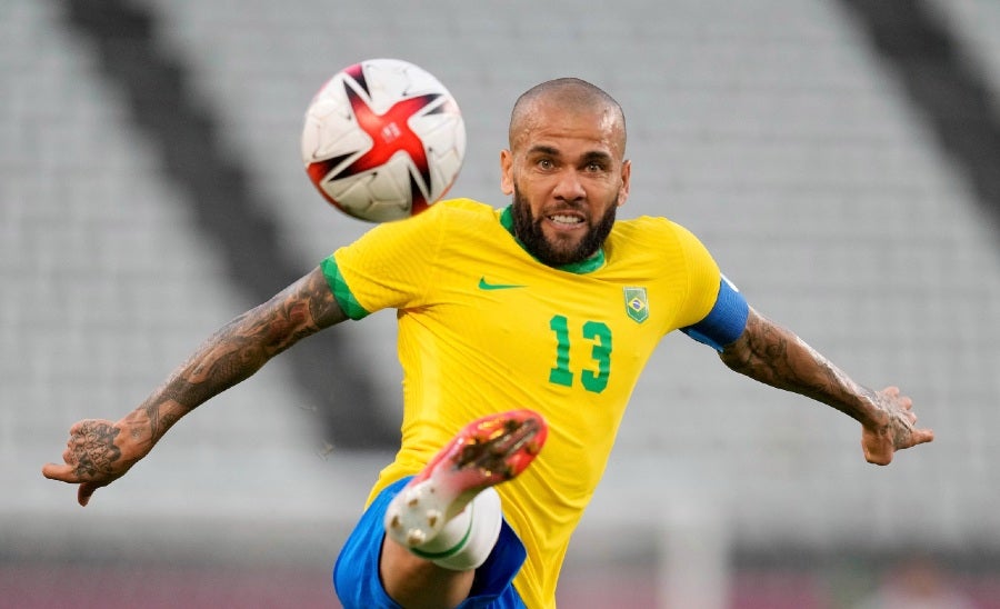 Dani Alves en partido con Brasil 