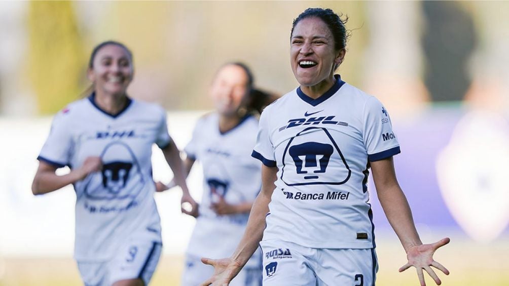 Delgado celebra un gol con Pumas