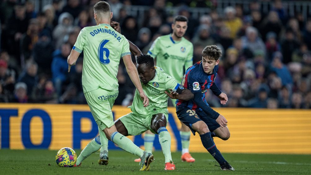 Gavi peleando contra la defensa del Getafe