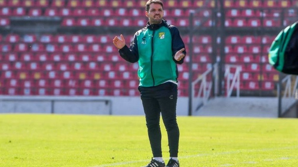 Nicolás Larcamón dirigiendo a León