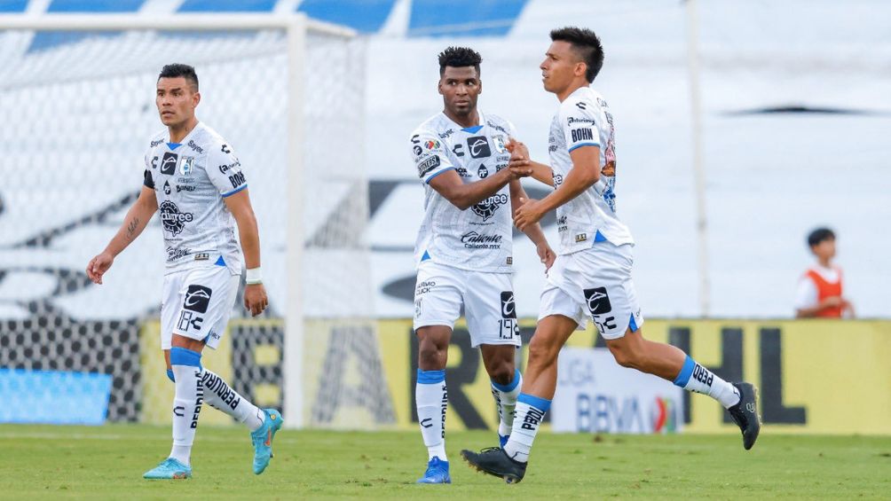 Sepulveda celebra uno de los goles de Gallos Blancos