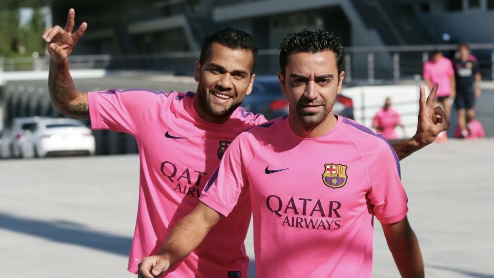 Xavi y Dani Alves en su etapa como jugadores