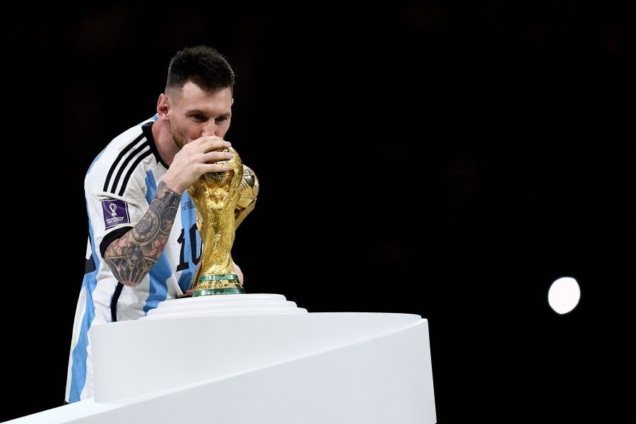 Messi besando la Copa del Mundo