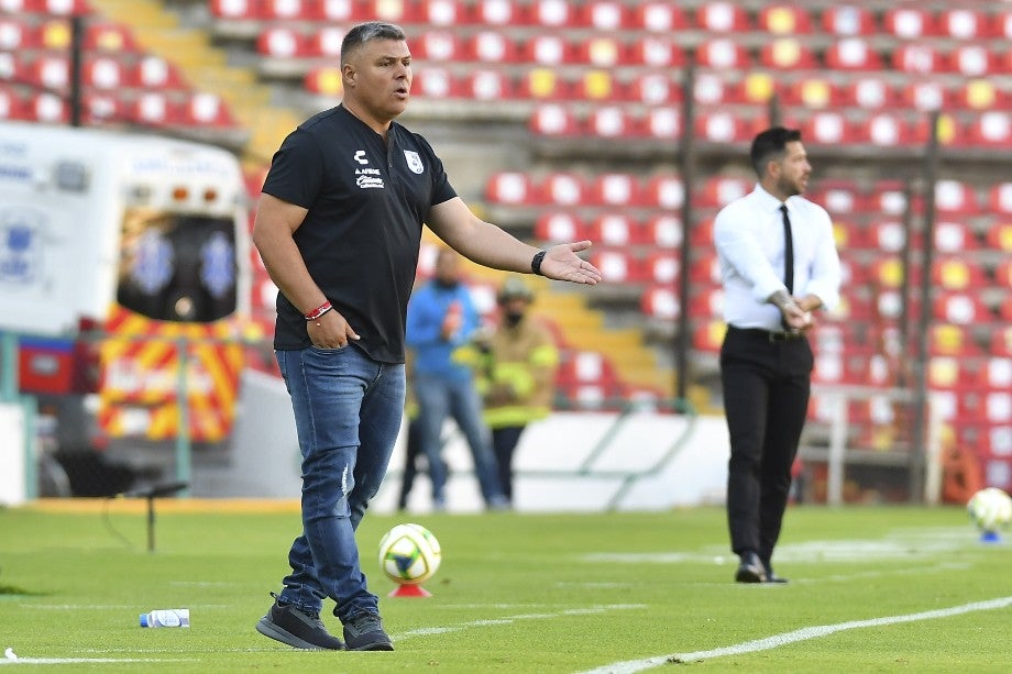 Mauro Gerk dirigiendo un partido