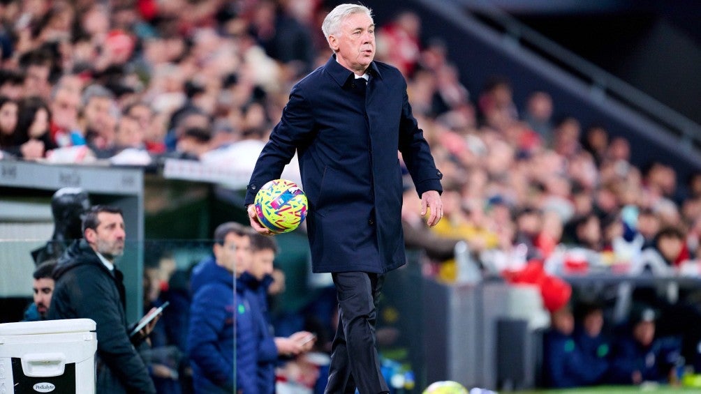 Carlo Ancelotti regaló chicle a un aficionado momentos antes de iniciar partido de Real Madrid