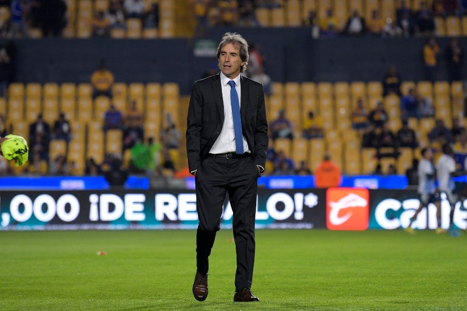 Guillermo Almada dirigiendo un partido con Pachuca