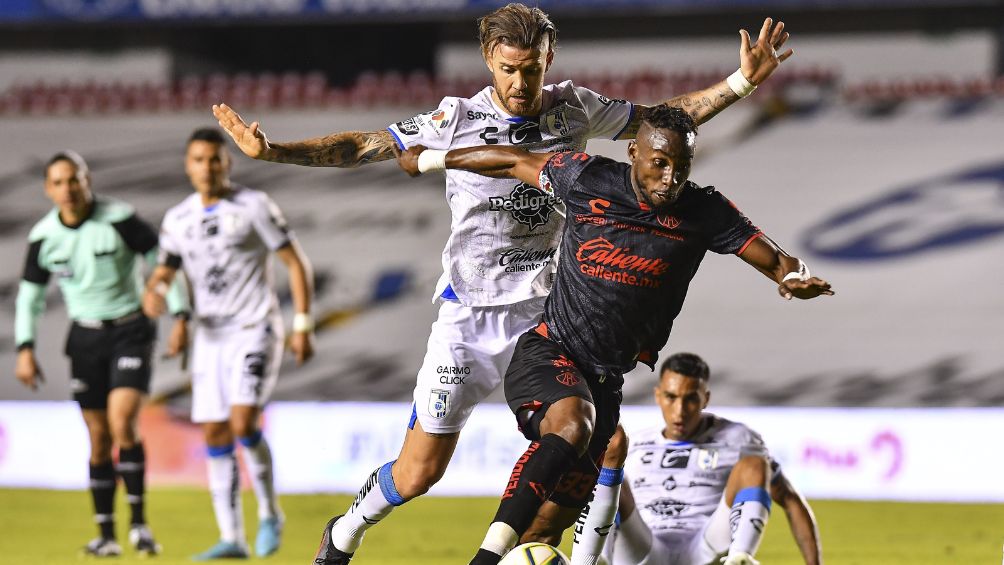 Julian Quiñones en el encuentro ante Querétaro