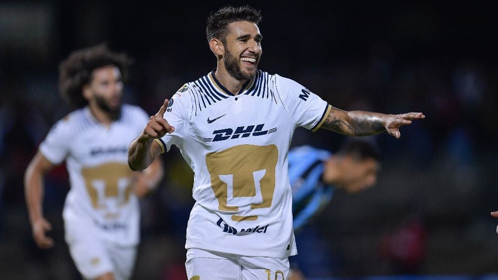 Eduardo Salvio celebra gol con los Pumas