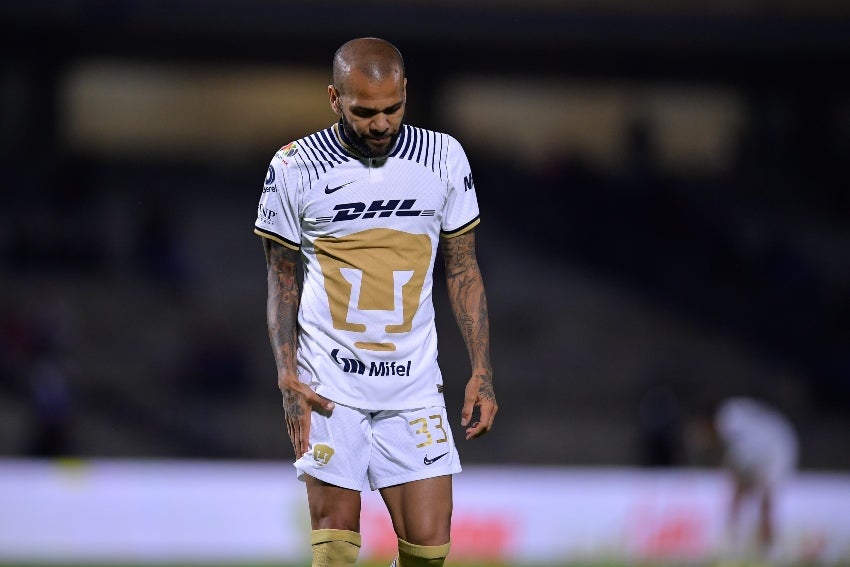 Alves en un partido con Pumas