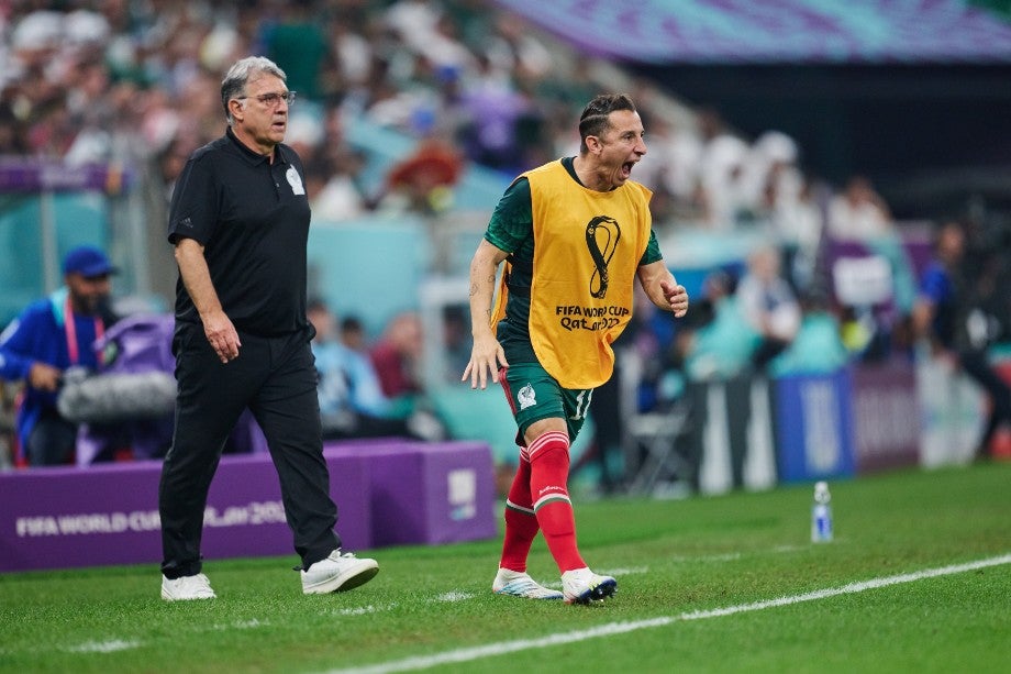 Andrés Guardado y Gerardo Martino dando indicaciones 