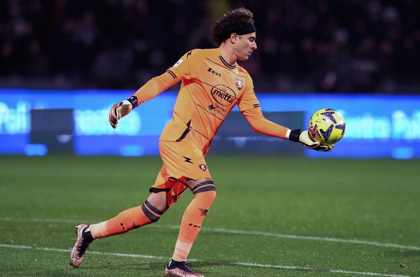 Memo Ochoa en un juego del Salernitana