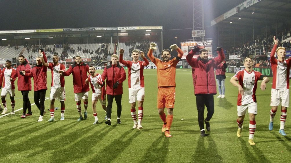 Jugadores y cuerpo técnico agradecen a la tribuna