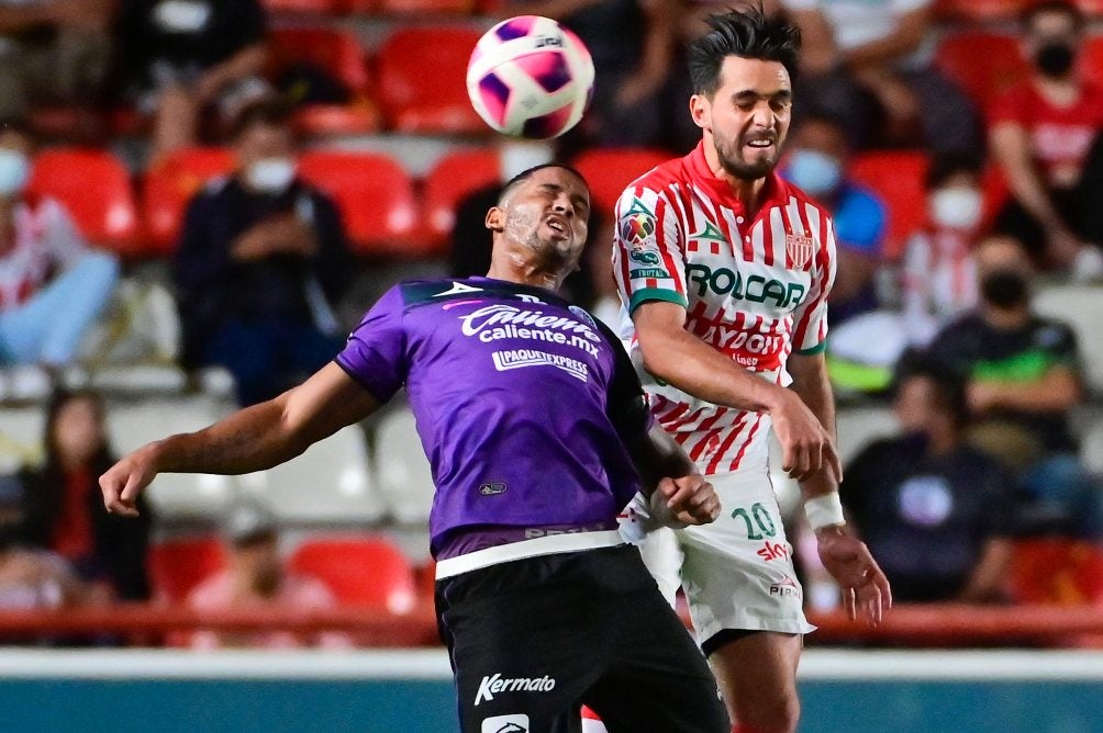 Luis Quintana disputando un balón ante Mazatlán