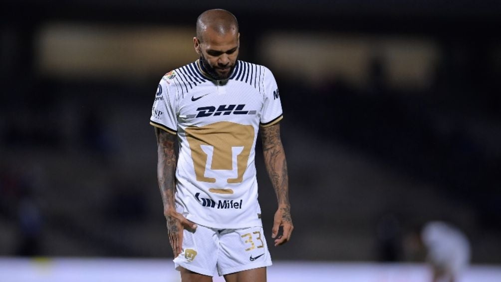 Dani Alves en un encuentro con los Pumas