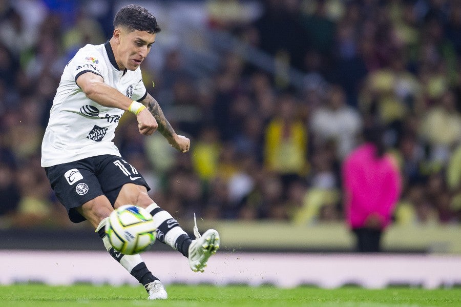 Alejandro Zendejas durante un partido con América