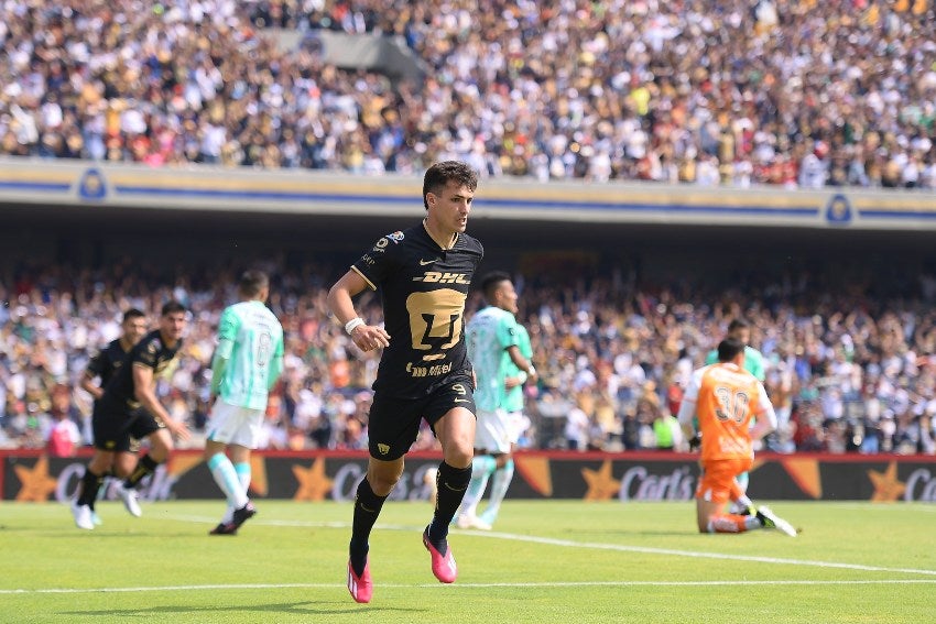 Dinenno en celebración de gol