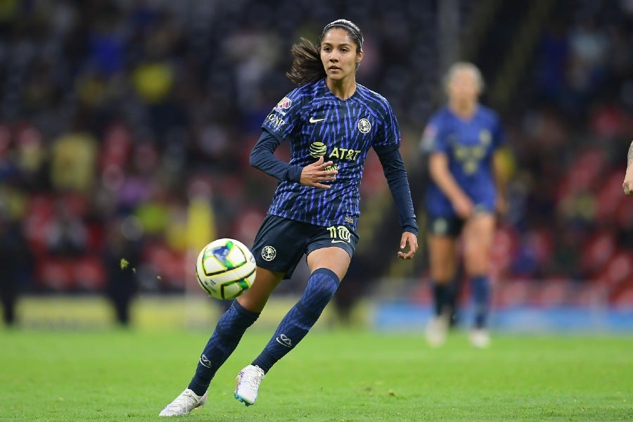 : Alison González en juego con el América 