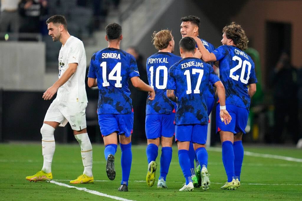 Alejandro Zendejas celebra el gol con USA