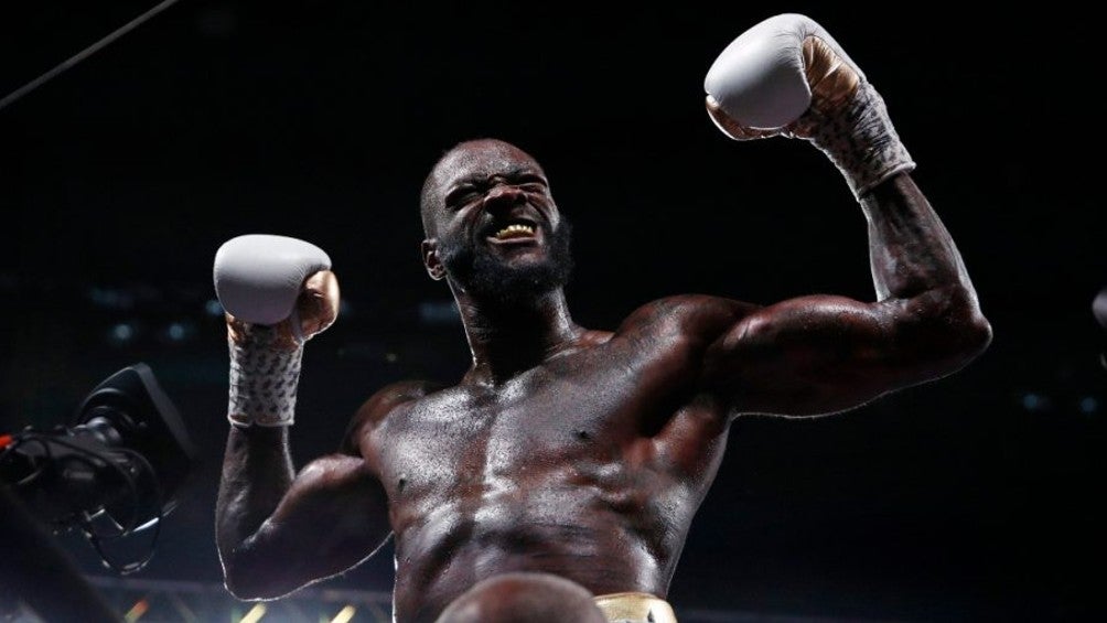 Deontay Wilder celebra tras derrotar a Luis Ortiz 