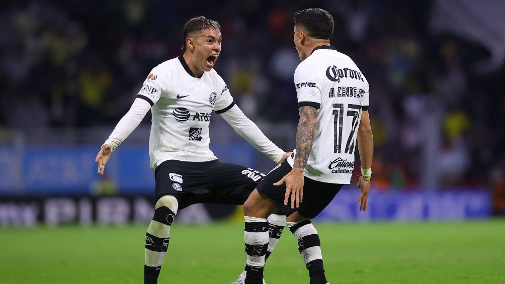 Alejandro Zendejas celebra un gol con América