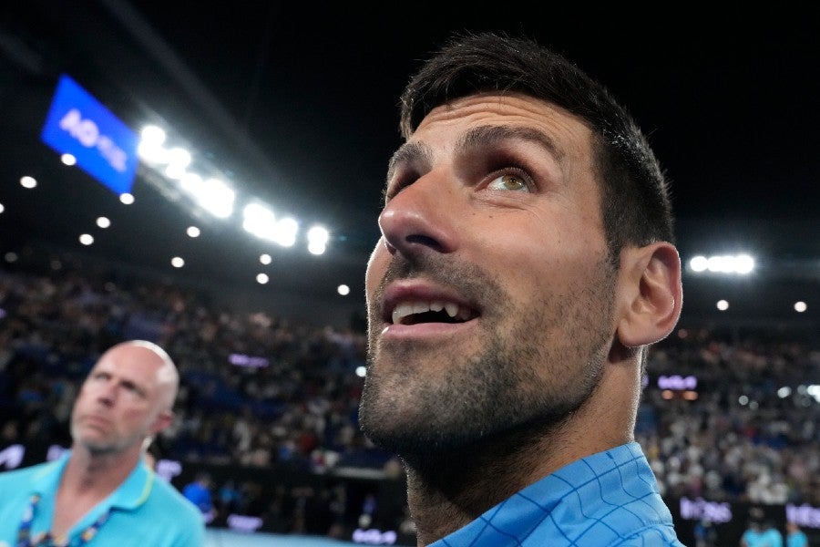 Novak observando al público del estadio 