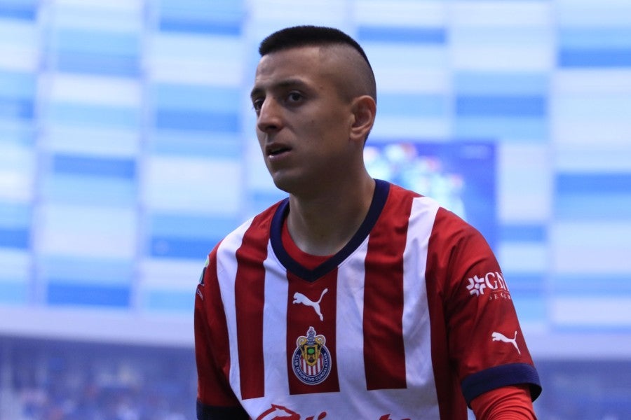 Roberto Alvarado jugando para Chivas