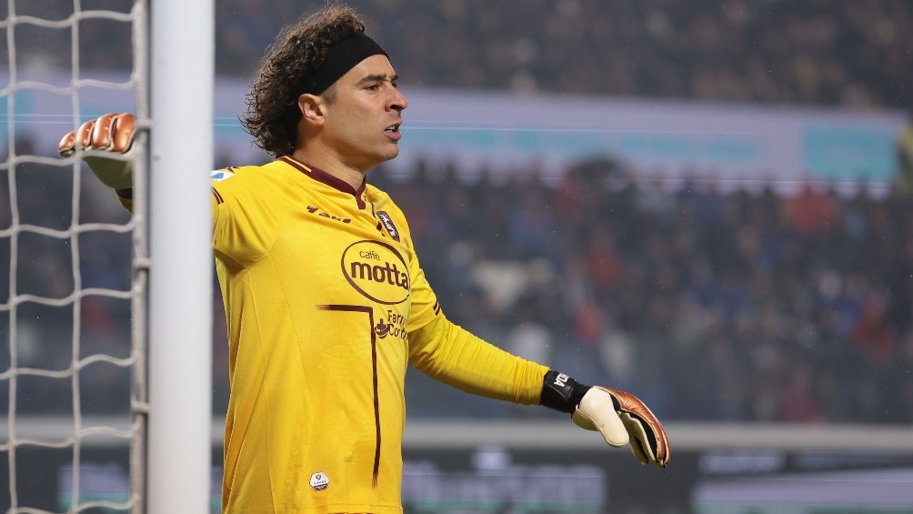 Memo Ochoa en un partido del Salernitana