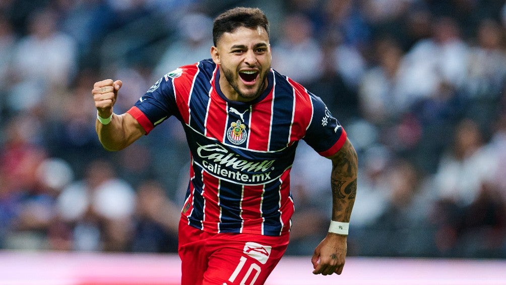 Alexis Vega durante un partido con Chivas