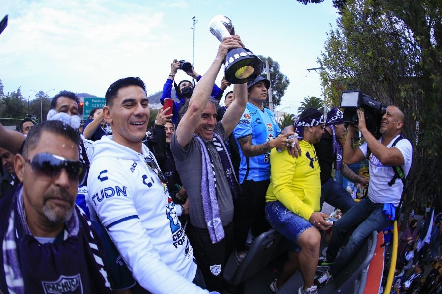 Guillermo Almada levantando la Copa