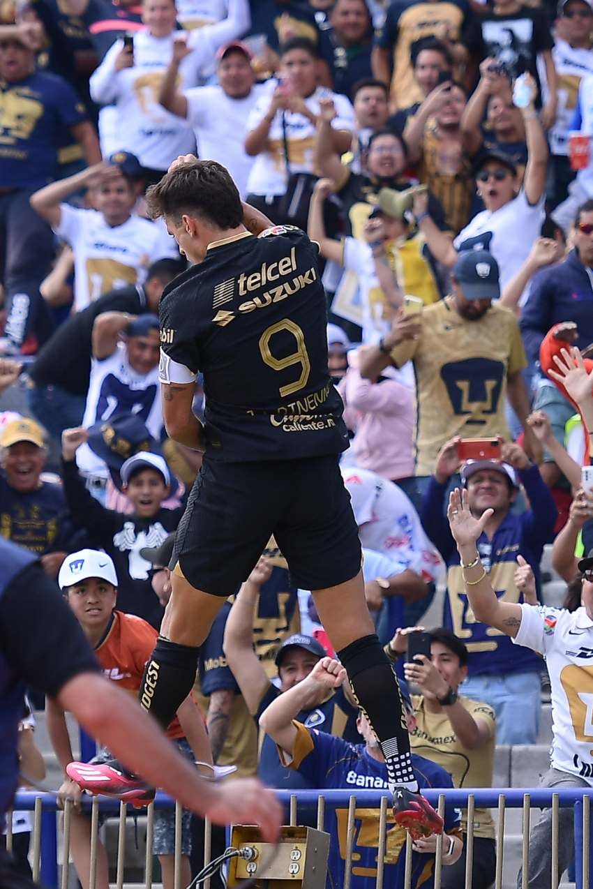 Dinenno en celebración de gol