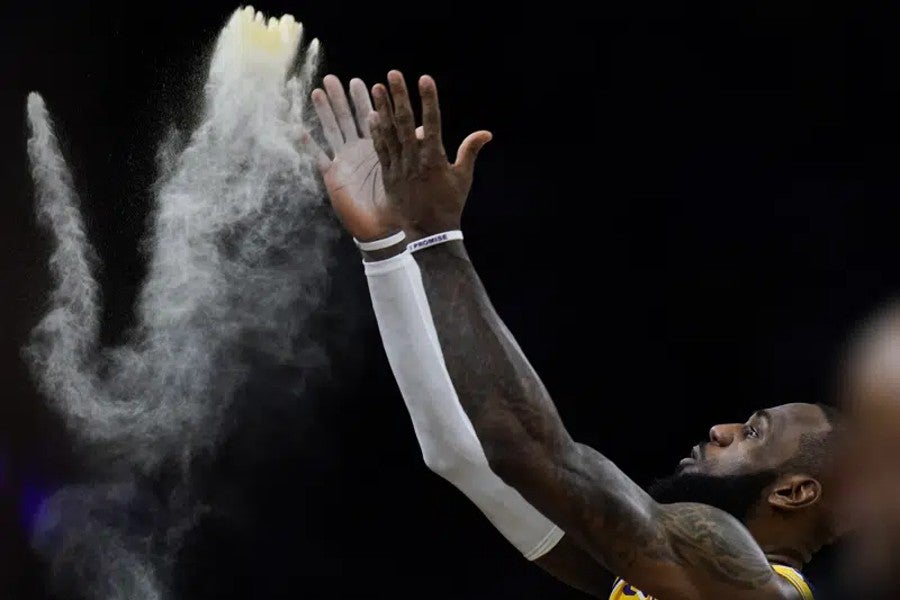 LeBron James antes de un partido de NBA