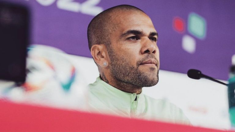 Dani Alves en conferencia de prensa