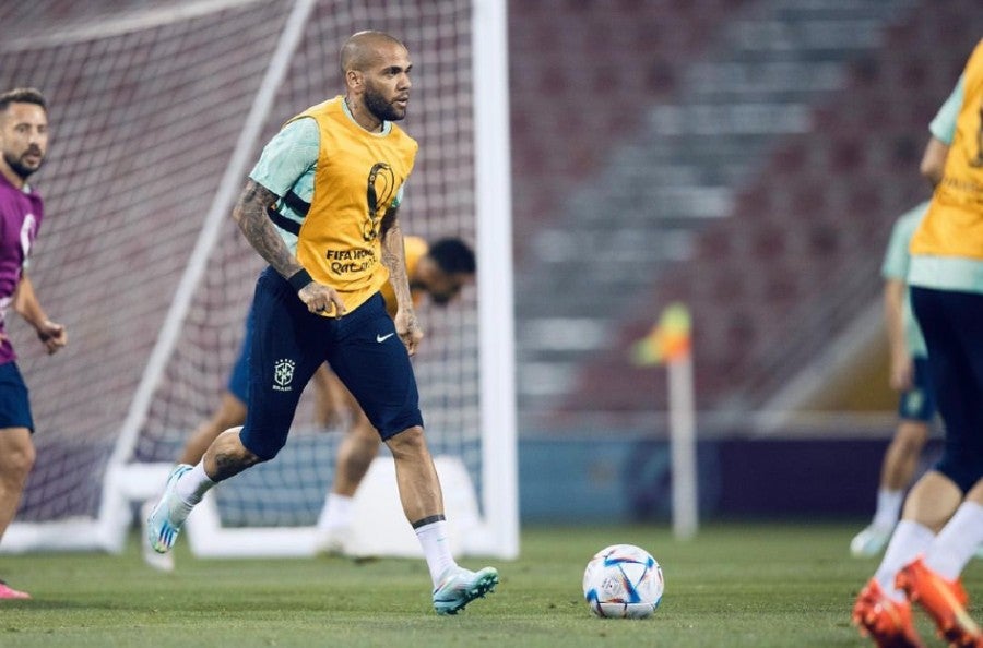 Dani Alves entrenando con la selección de Brasil 