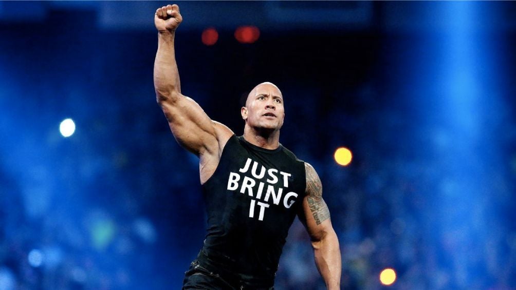 Dwayne Johnson en un ring de WWE