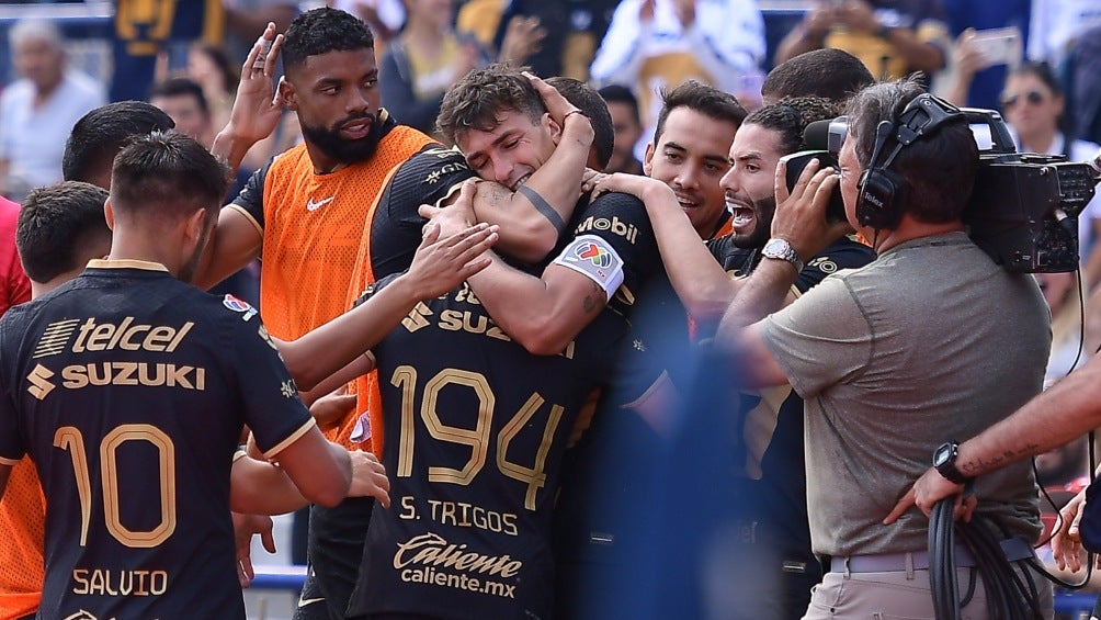 Dinenno en celebración de gol 