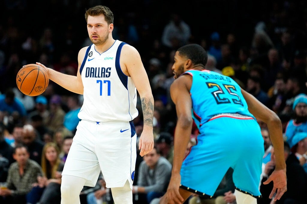 Luka Doncic en partido con los Mavs