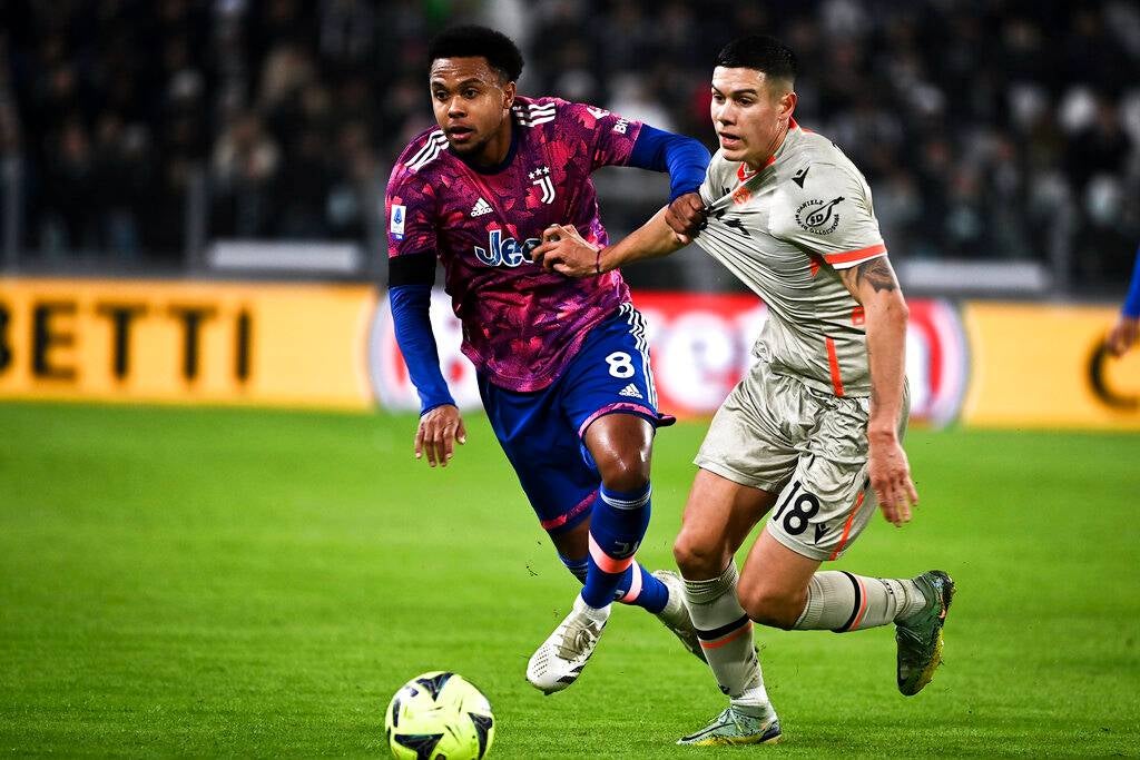 Weston McKennie disputando un balón