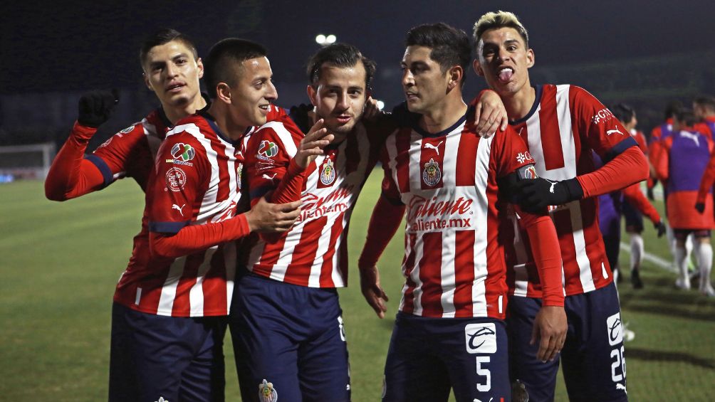 El equipo celebra el primer tanto de Guzmán