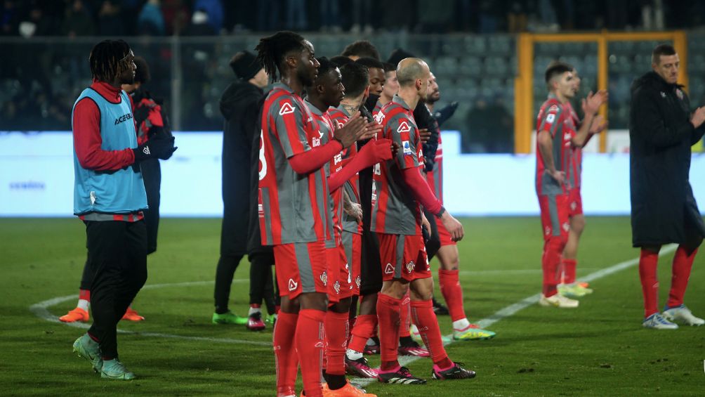 Los jugadores del Cremonese se despiden de su afición