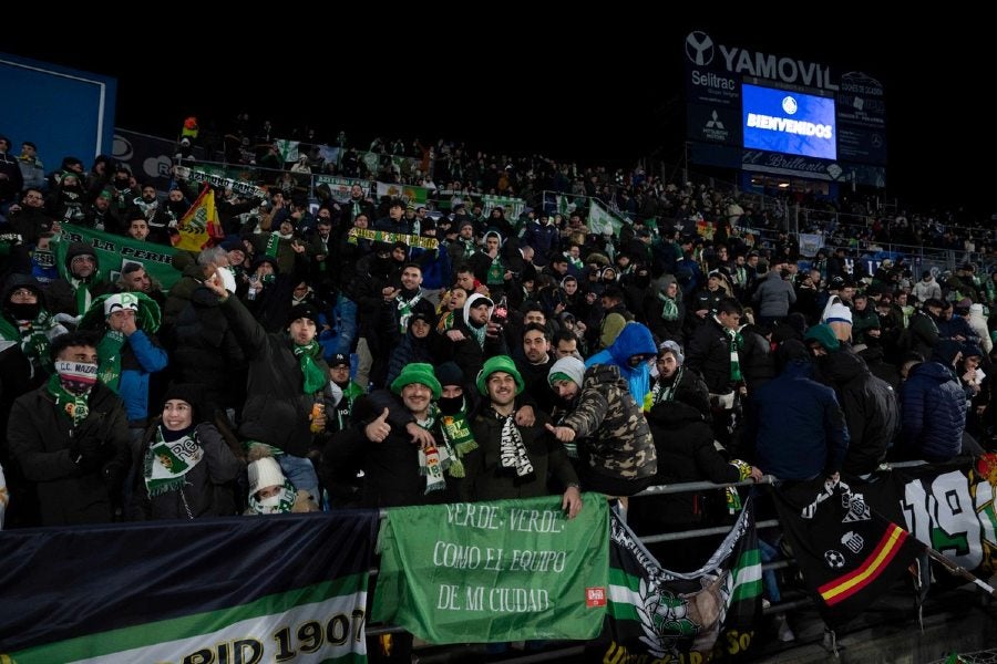 Aficionados de Betis apoyando a su equipo