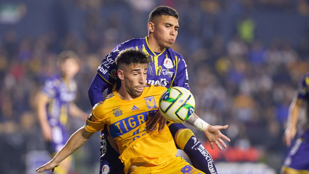 Fernando Gorriarán peleando el balón ante San Luis