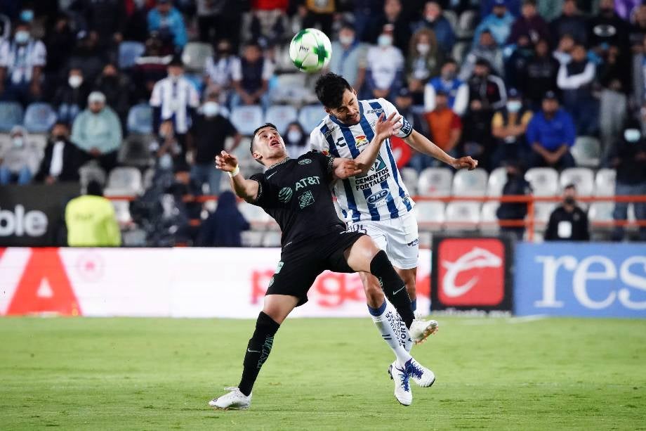 Aceves disputa un balón con Zendejas 