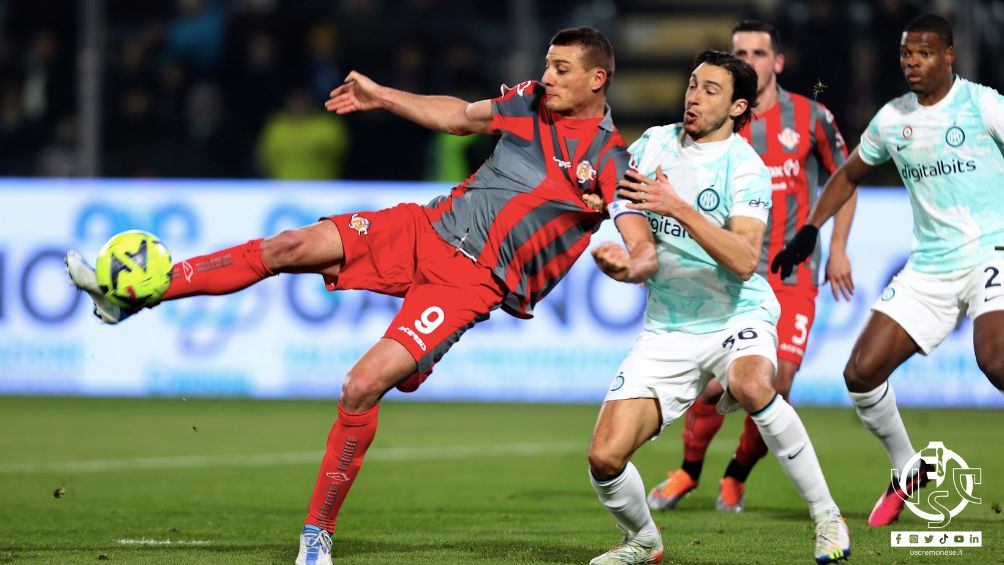 Jugadores del Inter y del Cremonese disputando el balón