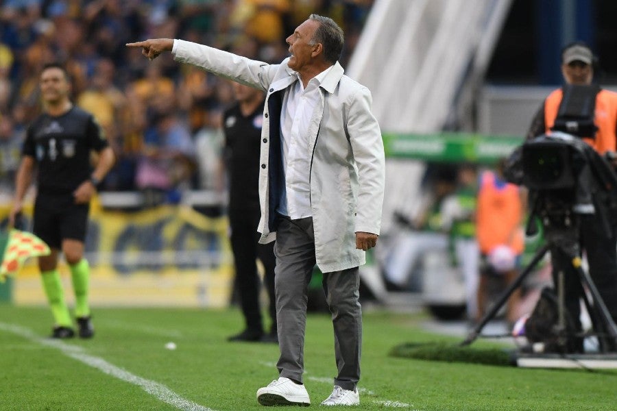 Miguel Angel dirigiendo juego de la liga argentina 