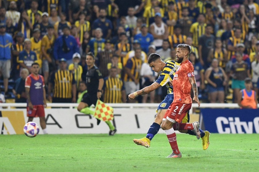 Dupuy tirando a portería en juego con Rosario Central 