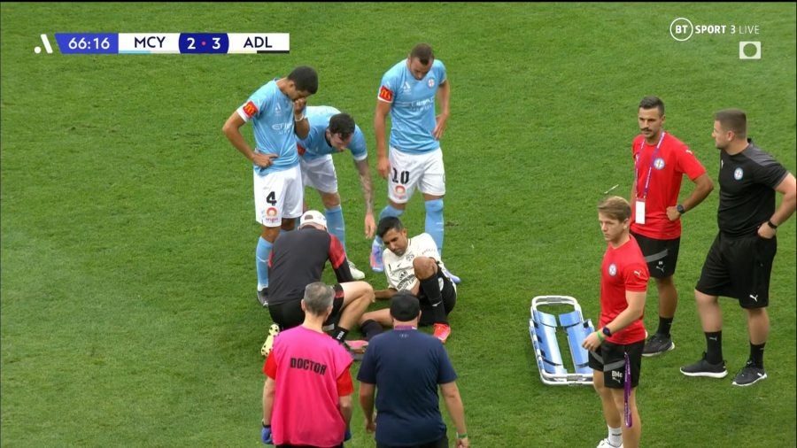 Momento en que los paramédicos entraron a la cancha