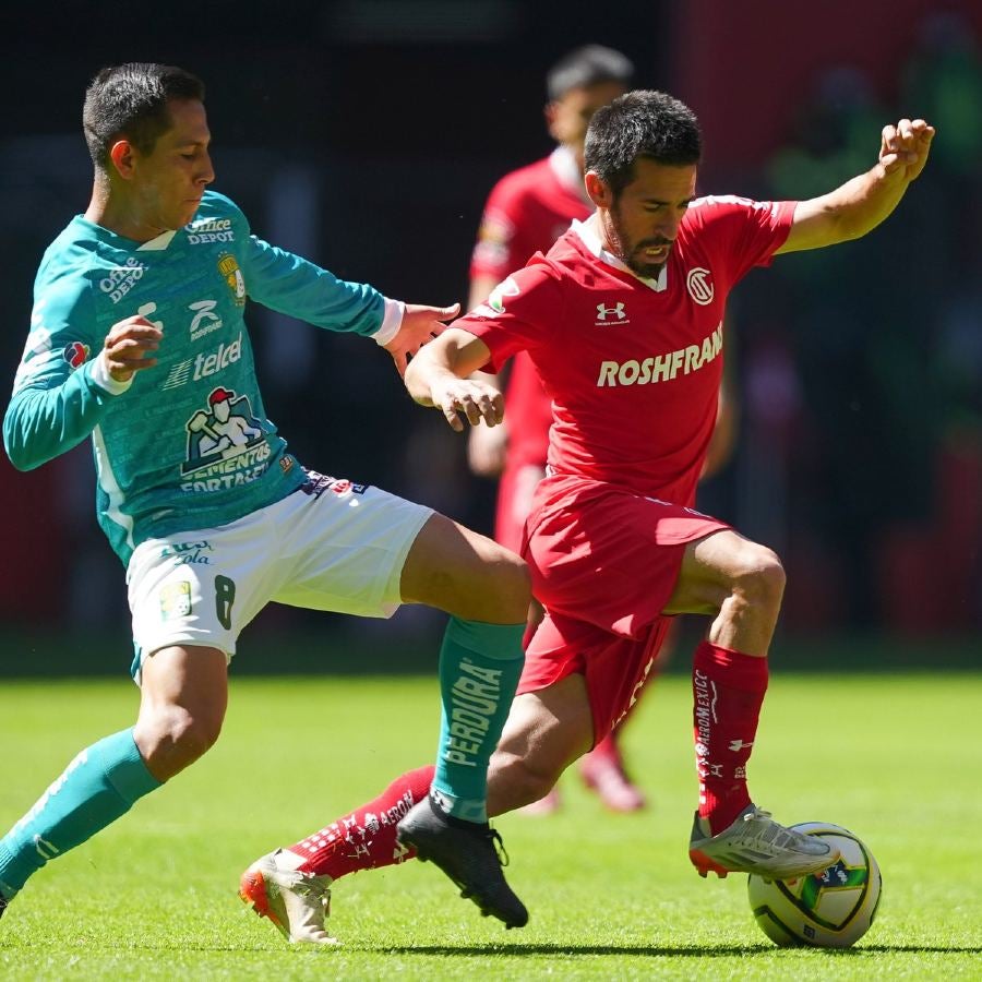 Fernando Navarro controlando el balón