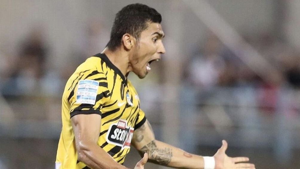 Pineda celebra un gol con el AEK