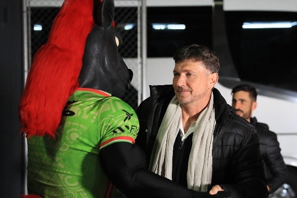 Hernán Cristante con la mascota del Juárez FC