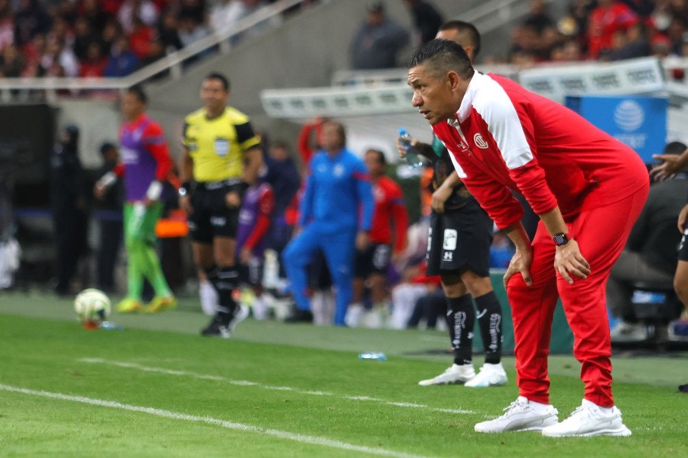 Nacho Ambriz dirigiendo al Toluca